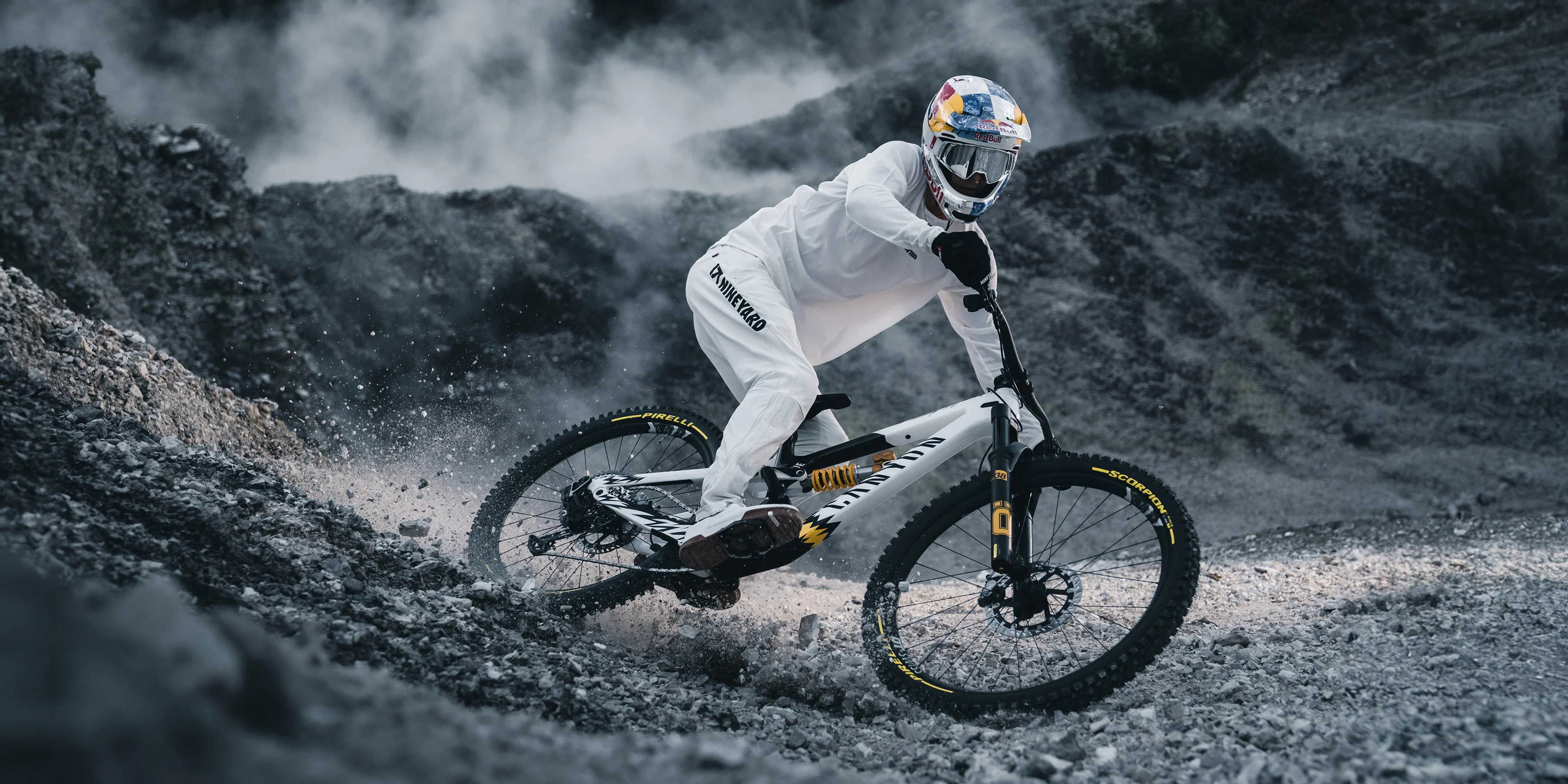 Image promotionnelle pour le nouveu vélo Canyon dont Fabio fait la pub. Il est en train de déraper sur des graviers.