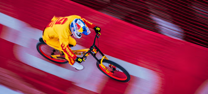 Image tirée de sa vidéo «The Streif». Fabio est à pleine vitesse tout en roulant sur une surface verticale.