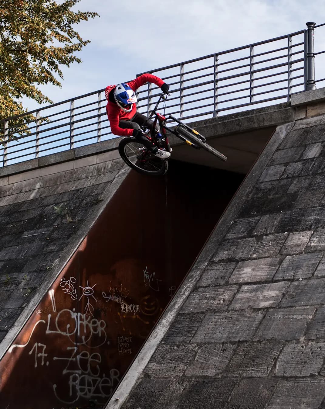Fabio semble voler au-dessus de l'entrée d'un tunnel. En réalité, il vient de prendre de l'élan sur le plan incliné gauche du tunnel.