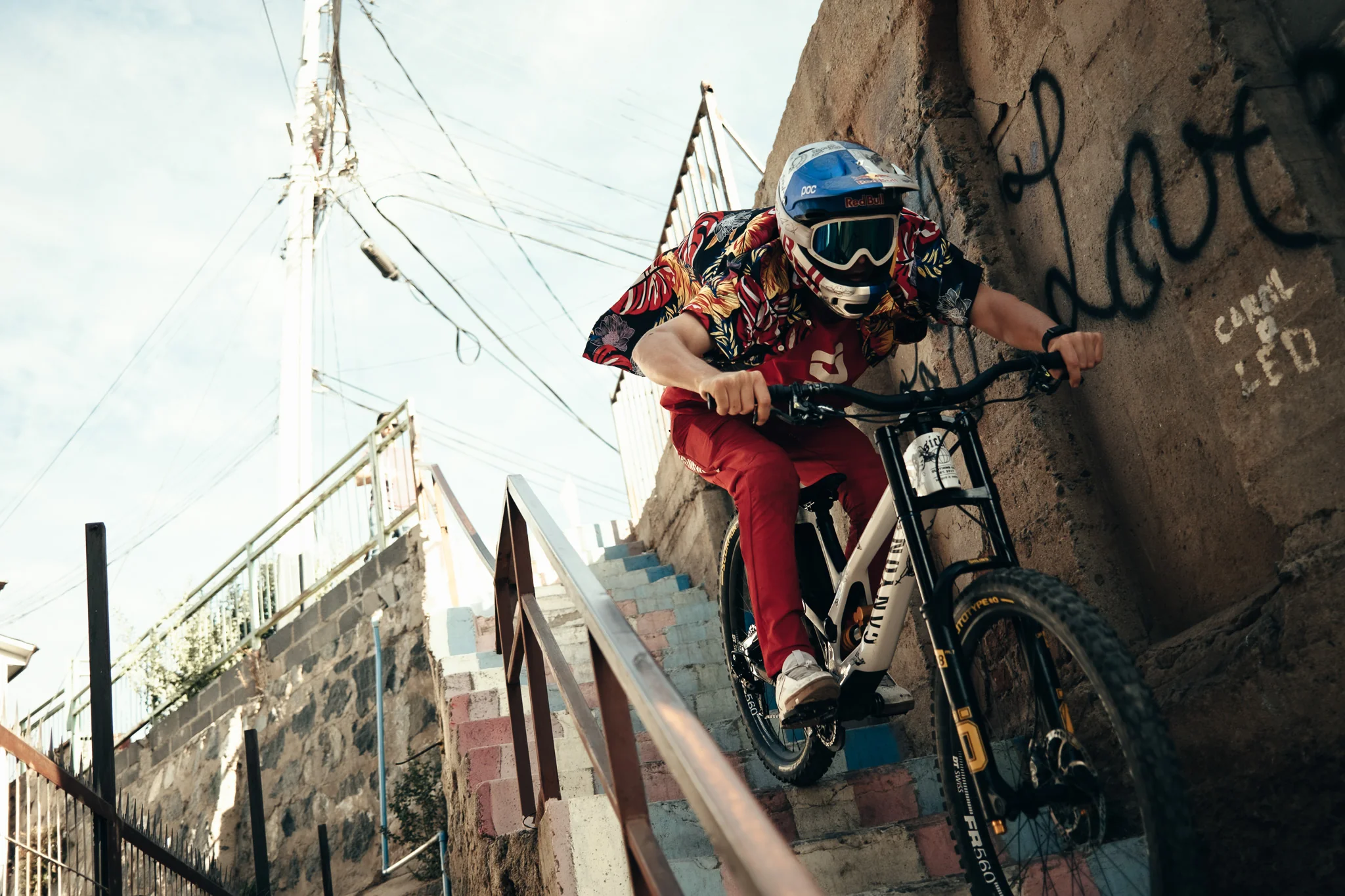 Fabio dévalant des escaliers (à vélo) au Chili.