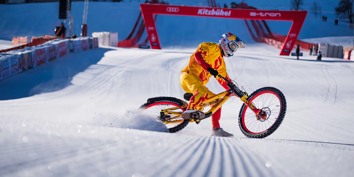 Fabio en plein dérapage sur la neige, après avoir passer la porte indiquant la fin de la piste de ski.