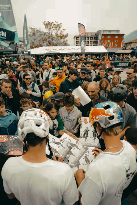 Fabio lors d'une rencontre avec ses fans sur un évennement. La foule est présente pour avoir des autographes de la star du VTT.