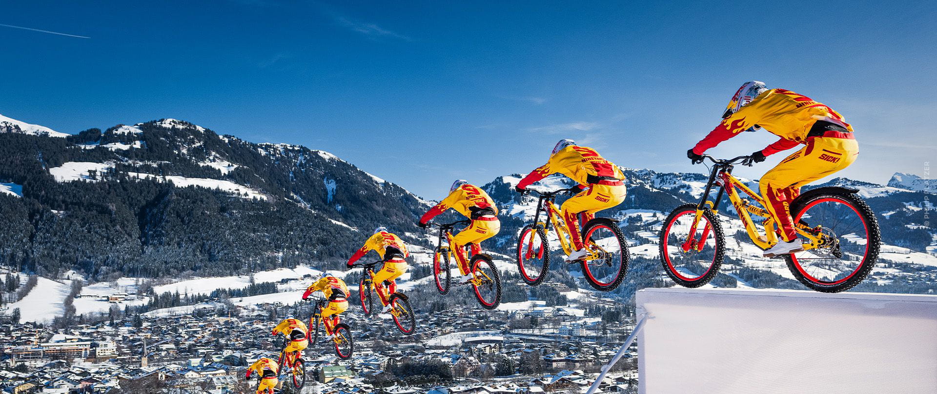 Image représentant un saut de Fabio wibmer en un mouvement décomposé. L'arrière plan montre des montagnes autrichiennes.