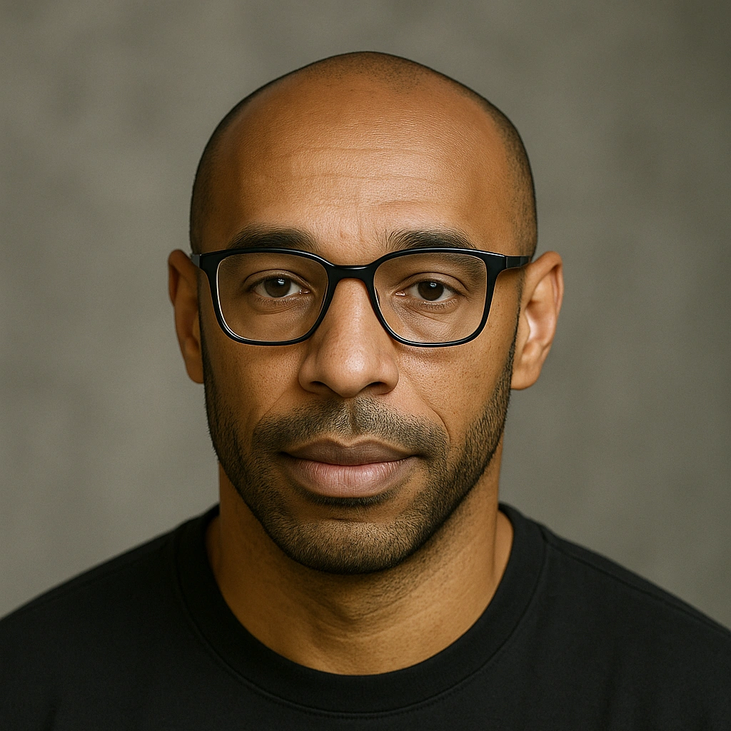 Portrait du sosie de Thierry Henry portant des lunettes (généré par ChatGPT).